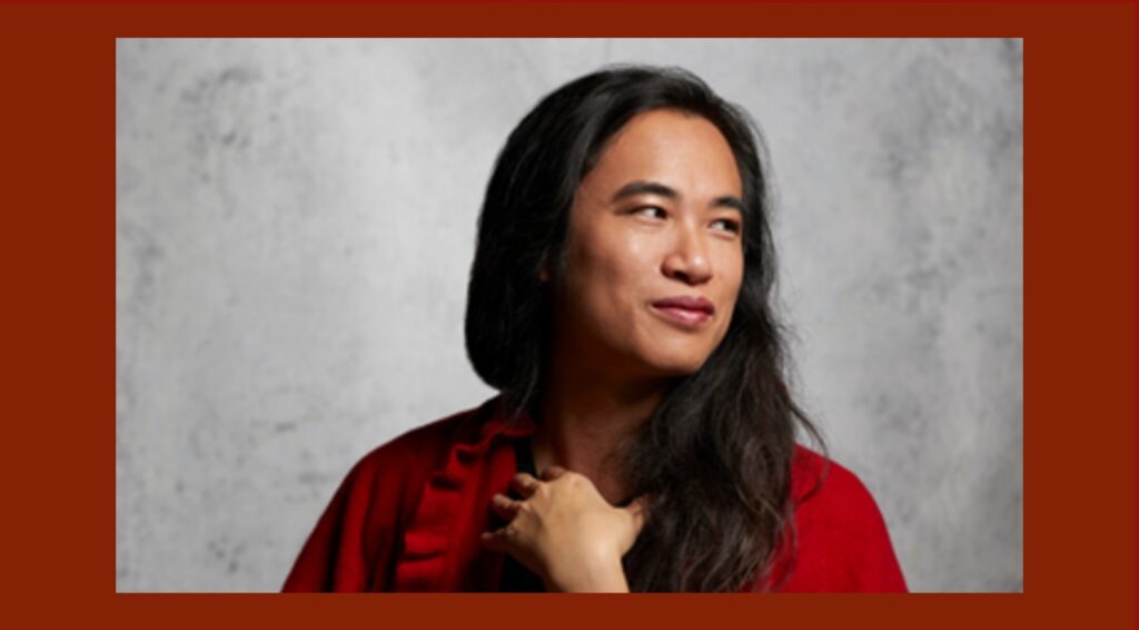 Կայ Չենգ Թոմ/աղջկան, որը փորձում է կախարդական հայելի լինել, մինչդեռ նա իրականում գաղտնի դուռ է